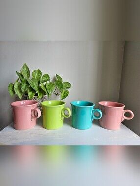 FIESTAWARE vintage set of 4 colourful Tom & Jerry mugs with ring handles